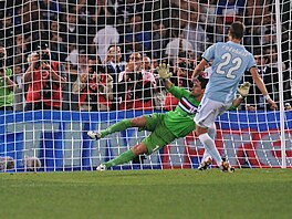 David Rozehnal (vpravo) dává gól v penaltovém rozst�elu ve finále italského...