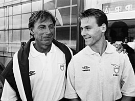 Trenér Zden�k Zeman na pra�ské Ruzyni s �erstvou posilou Pavlem Nedv�dem p�ed...