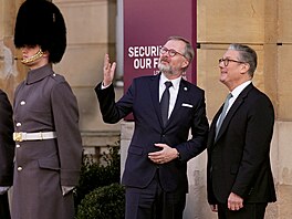 Britský premiér Keir Starmer se zdraví s premiérem eské republiky Petrem...