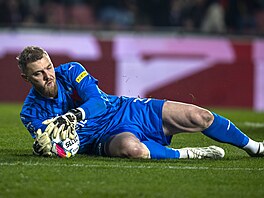 Branká� Slavie Jind�ich Stan�k kryje balon b�hem utkání proti Spart�.