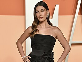 Hailey Bieberová na Vanity Fair Oscar Party v Los Angeles (2. bezna 2025)
