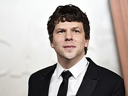 Jesse Eisenberg na Oscarech v Los Angeles (2. bezna 2025)