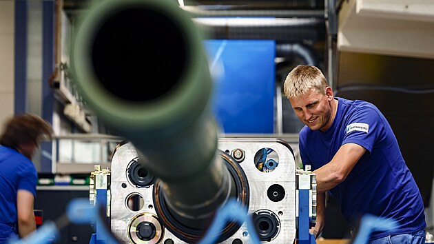 Unterlss. Zamstnanec spolenosti Rheinmetall AG pi vrob tankovch hlavn (6. ervna 2023)
