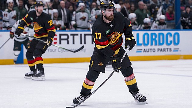 Filip Hronek s pukem na hokejce vyhl�� spoluhr��e z Vancouveru.