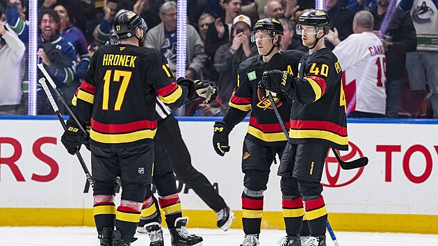 Hokejist Vancouveru oslavuj gl v utkn proti Minnesot.