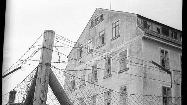 Fotografie koncentra�n�ho t�bora FAL Kratzau 1 v B�l�m Kostele. Foto z roku 1946