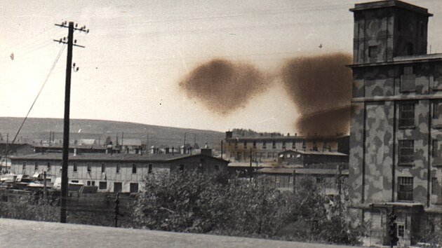 Jedna z m�la fotografi� zachycuj�c� tov�rnu Getewent s koncentra�n�m t�borem. 