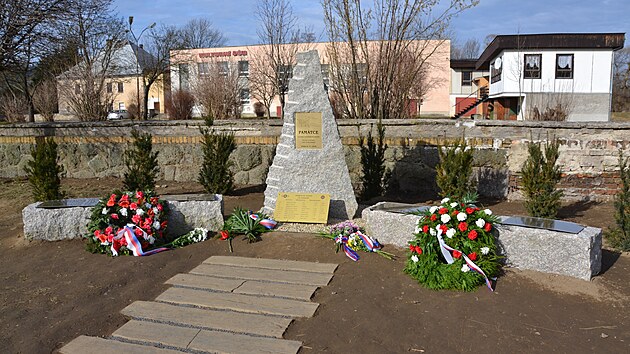 Pomn�k v obci V�ska, kter� dnes p�ipom�n� ud�losti z 5. b�ezna 1945