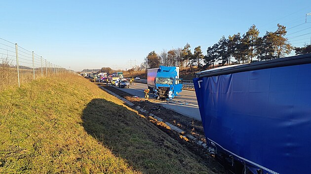 Dopravu na d�lnici D1 na 174. kilometru ve sm�ru na Brno komplikuje ve �tvrtek r�no nehoda dvou kamion�, jeden z nich sjel do p��kopu. Jeden �lov�k se p�i nehod� zranil.