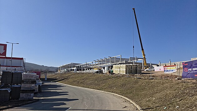 Na severnm okraji Brna vedle hobbymarketu Bauhaus a vpadovky na Svitavy roste nov retail park.