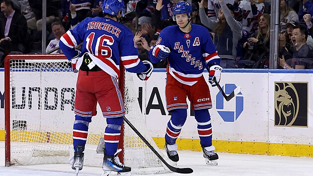 Vincent Trocheck a Art�mij Panarin z New York Rangers slav� trefu proti New York Islanders.