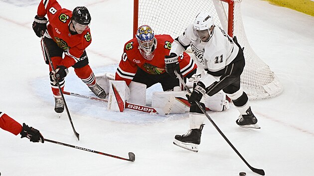 Kapitn Los Angeles Kings Ane Kopitar manvruje ped brankou Chicago Blackhawks.