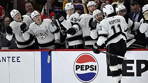 Kapit�n Los Angeles Kings An�e Kopitar oslavuje g�l proti Chicago Blackhawks.