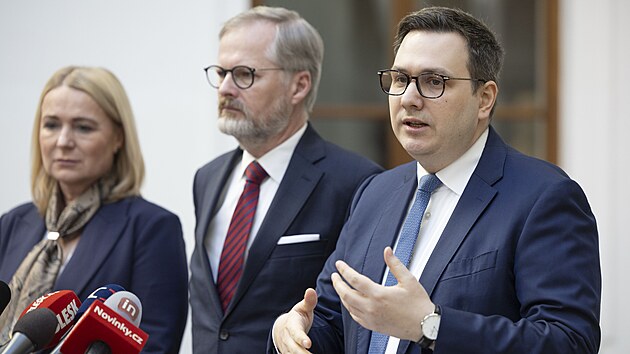 Tisková konference ODS. Na snímku ministryn� obrany Jana �ernochová, premiér...