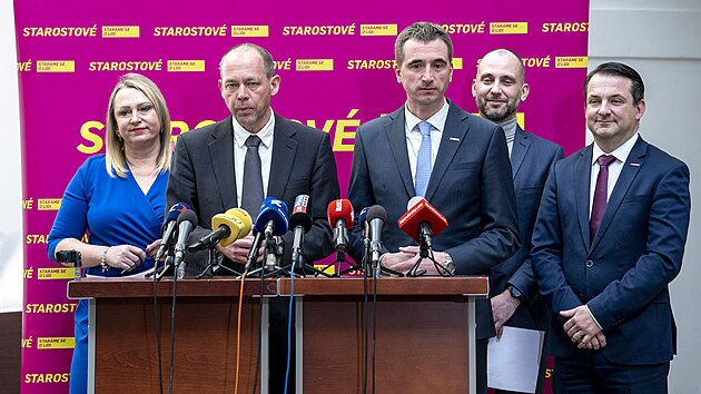 Petr Kulh�nek a Luk� Vl�ek (STAN) na tiskov� konferenci ve Sn�movn�. (4. b�ezna 2025)