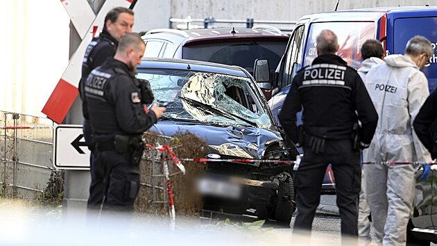 Policist� stoj� u po�kozen�ho vozidla v centru n�meck�ho Mannheimu. (3. b�ezna 2025)