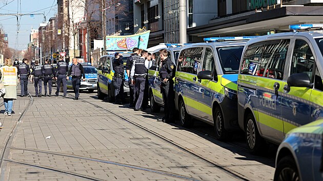 Policist� pobl� m�sta nehody po vjet� auta do davu lid� v n�meck�m Mannheimu. (3. b�ezna 2025)