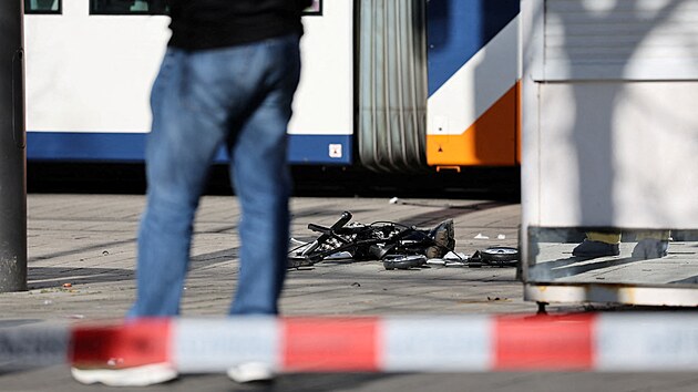 Policist� u m�sta nehody, p�i n� auto v n�meck�m Mannheimu najelo do davu lid�. (3. b�ezna 2025)