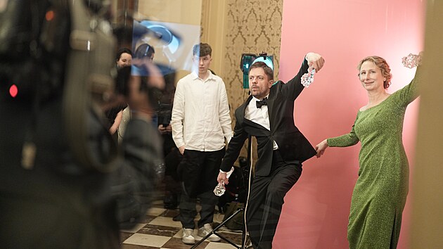 Producentka Monika Krist a Ji�� M�dl slav� �sp�ch se sn�mkem Vlny, kter� z�skal t�i �esk� lvy za nejlep�� re�ii, sc�n�� a film. (8. b�ezna 2025)