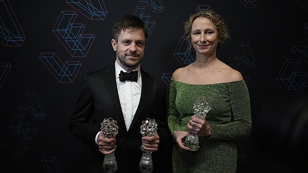 Producentka Monika Krist a Ji Mdl slav triumf s filmem Vlny, kter si odnesl ti esk lvy. Za nejlep reii, scn a celoveern film.. (8. bezna 2025)