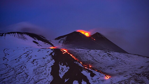 S t�m, kdy si zamane Etna soptit, Sicilan� nic nenad�laj�. Ale krotit neuk�zn�n� turisty cht�j�. T�eba pokutami.