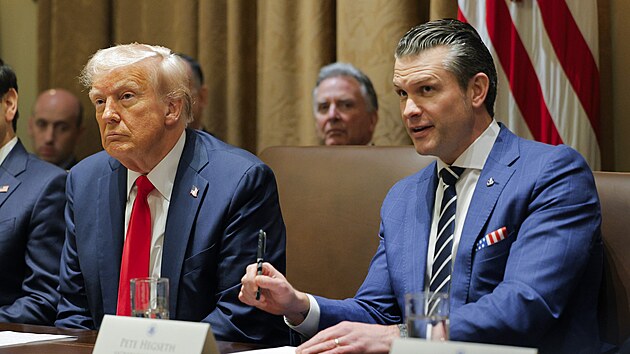 Prezident Donald Trump a ministr obrany Pete Hegseth během zasedání vlády v Bílém domě ve Washingtonu. (26. února 2025)