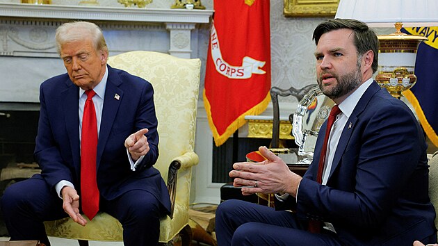 Americký viceprezident J. D. Vance během návštěvy ukrajinského prezidenta Volodymyra Zelenského v Bílém domě  (28. února 2025)