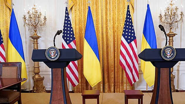 Na snímku je sestava pro tiskovou konferenci ukrajinského prezidenta Volodymyra Zelenského a amerického prezidenta Donalda Trumpa, která byla zrušena po jejich setkání v Oválné pracovně. (28. února 2025)