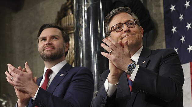 Prezidenta podporovali p�i jeho projevu tak� viceprezident J. D. Vance (na fotce vlevo) a p�edseda Sn�movny reprezentant� Mike Johnson. (5. b�ezna 2025)