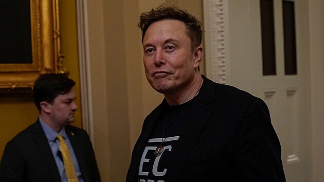 Elon Musk p�ed setk�n�m se z�konod�rci v budov� Kapitolu (5. b�ezna 2025)