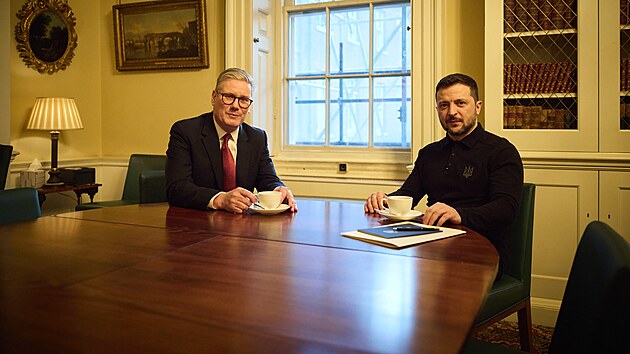 Britský premiér Keir Starmer a ukrajinský prezident Volodymyr Zelenskyj na summitu v Londýně (2. března 2025)