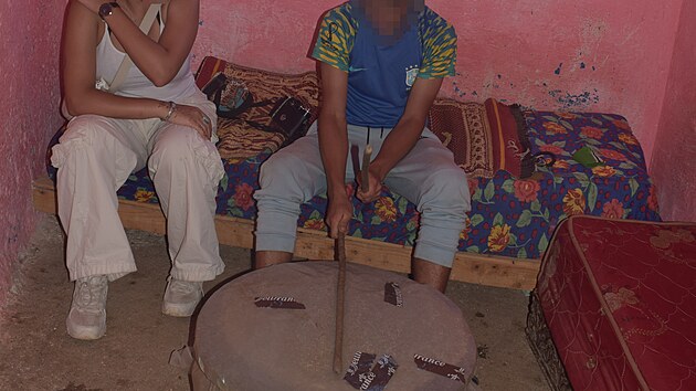 Maro�an p�edv�d�, jak spr�vn� bubnovat na lavor s marihuanou.(24. srpna 2024)