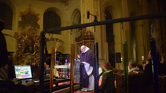 Pi mi, kter se kon ped uvedenm dl, se slova ujm teolog a hlavn knz farnosti Tom Halk. (5. bezna 2025)