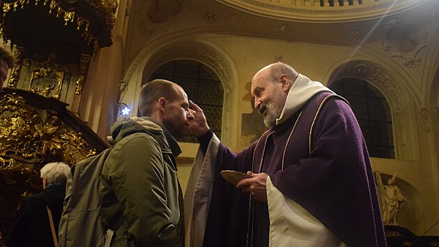 Pi mi, kter se kon ped uvedenm dl, se slova ujm teolog a hlavn knz farnosti Tom Halk. (5. bezna 2025)