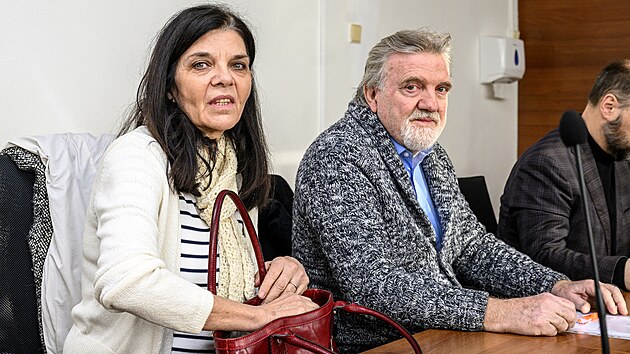 Man�el� Nad�da Huli�kov� a Ji�� Huli�ka, kte�� �aluj� Autodrom Most kv�li hluku, u Krajsk�ho soudu v �st� nad Labem. (4. b�ezna 2025)