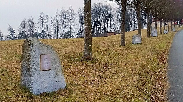 Modern� k��ov� cesta sm��uje ke kostelu na Tanaberku od severov�chodu.