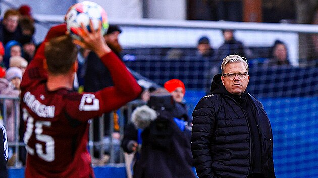 Spar�anský trenér Lars Friis sleduje utkání v Olomouci.