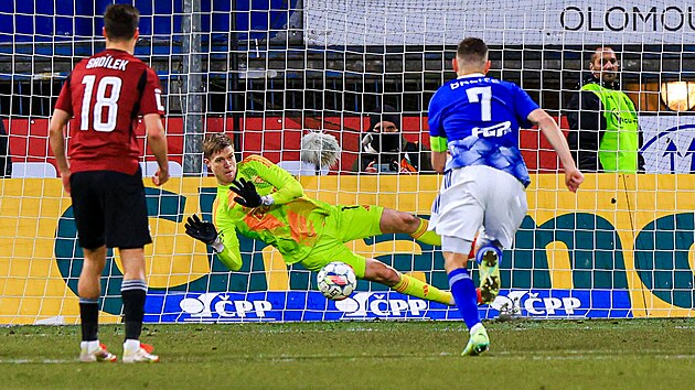 Sparansk brank Peter Vindahl chyt penaltu v utkn proti Olomouci.