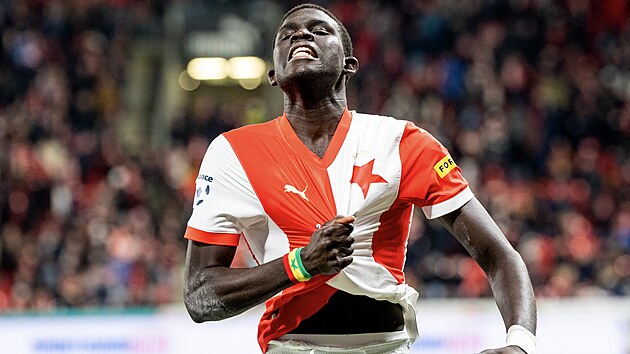 Slvistick wingbek El Hadji Malick Diouf se raduje ze svho glu.