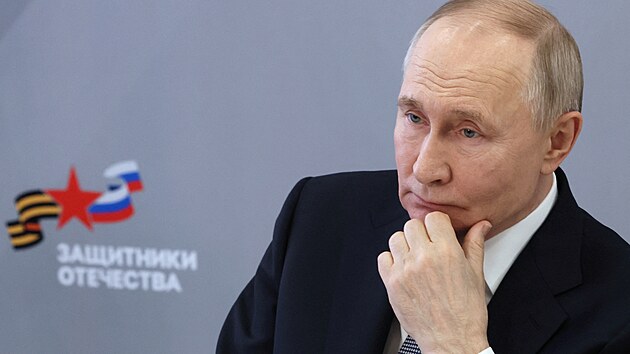 Rusk� prezident Vladimir Putin se setk�v� se zam�stnanci a klienty st�tn�ho fondu Obr�nc� vlasti v Moskv�. (6. b�ezna 2025)