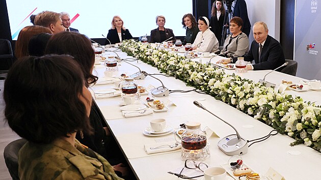 Rusk� prezident Vladimir Putin se setk�v� se zam�stnanci a klienty � poz�stal� po padl�ch ve v�lce � st�tn�ho fondu Obr�nc� vlasti v Moskv�. (6. b�ezna 2025)
