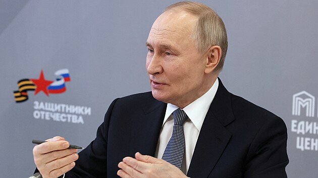 Rusk� prezident Vladimir Putin se setk�v� se zam�stnanci a klienty st�tn�ho fondu Obr�nc� vlasti v Moskv�. (6. b�ezna 2025)