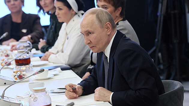 Rusk� prezident Vladimir Putin se setk�v� se zam�stnanci a klienty � poz�stal� po padl�ch ve v�lce � st�tn�ho fondu Obr�nc� vlasti v Moskv�. (6. b�ezna 2025)