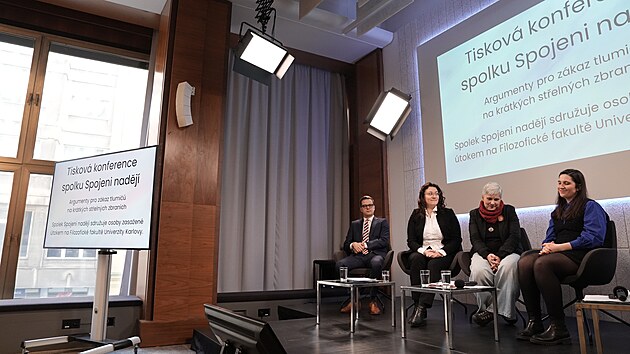 Tiskov� konference nov� zalo�en�ho spolku Spojeni nad�j�, sdru�uj�c� osoby zasa�en� �tokem na Filozofick� fakult� Univerzity Karlovy 21. prosince 2023. Na sn�mku Kristi�n L�ko, Ad�la Linhartov�, Zora Vansteenkiste, Veronika Konvalinkov�. (6. b�ezna 2025)