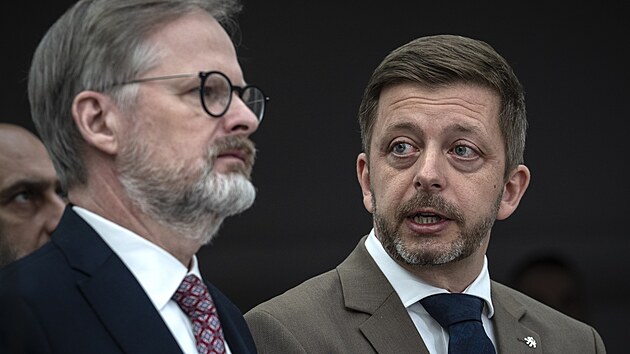 Tiskov konference premira Petra Fialy (ODS), ministra vnitra Vta Rakuana (STAN) a skupiny koalinch poslanc k aktulnm krokm v een nelegln migrace a k nvrhu na zpsnn azylov a nvratov politiky v esk republice. (7. bezna 2025)