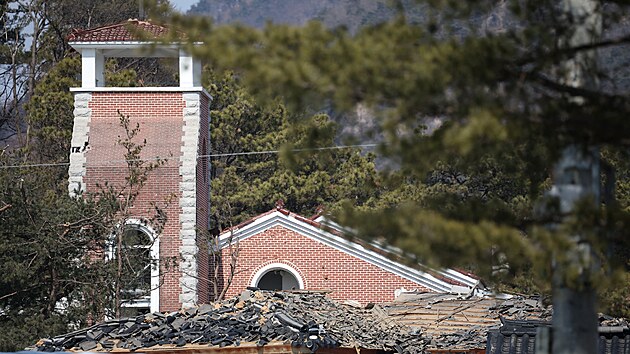 M�sto necht�n�ho dopadu bomb jihokorejsk� arm�dy b�hem spole�n�ho vojensk�ho cvi�en� mezi Ji�n� Koreou a Spojen�mi st�ty ve m�st� Pcho�chon. (6. b�ezna 2025)