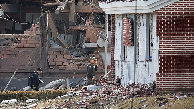 M�sto necht�n�ho dopadu bomb jihokorejsk� arm�dy b�hem spole�n�ho vojensk�ho cvi�en� mezi Ji�n� Koreou a Spojen�mi st�ty ve m�st� Pcho�chon. (6. b�ezna 2025)