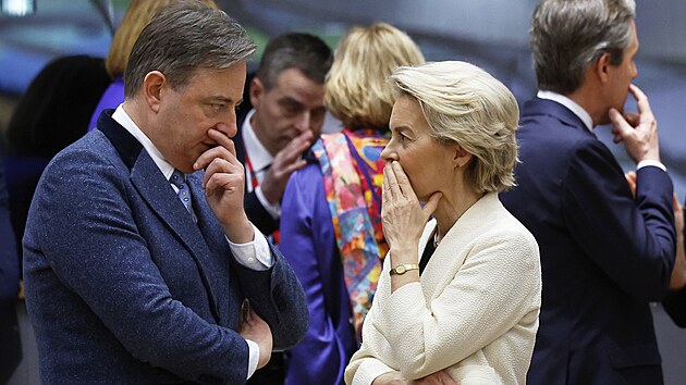 Pedsedkyn Evropsk komise Ursula von der Leyenov (vpravo) hovo s belgickm premirem Bartem De Weverem. (6. bezna 2025)