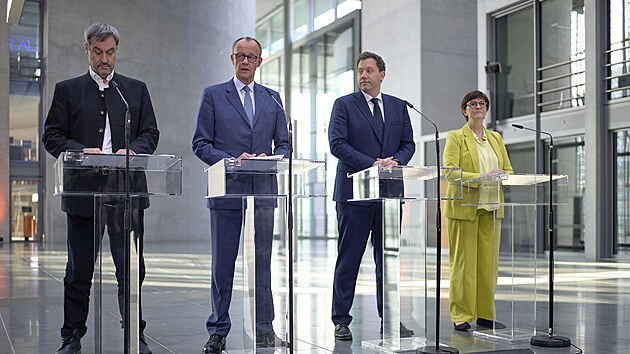 Pravd�podobn� budouc� n�meck� kancl�� a p�edseda CDU Friedrich Merz, bavorsk� zemsk� premi�r a p�edseda CSU Markus Soeder a spoluvedouc� p�edstavitel� SPD Saskia Eskenov� a Lars Klingbeil p�i prohl�en� po p�edb�n�ch rozhovorech v Berl�n�. (8. b�ezna 2025)
