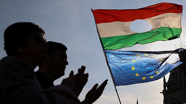 Tisce lid v sobotu demonstrovaly v centru Budapeti za vce penz pro dlouhodob zanedbvan maarsk zdravotnictv. (8. bezna 2025)